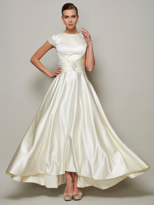Robe longue en satin à manches courtes et perles pour mère de la mariée